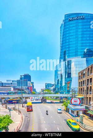 BANGKOK, Tailandia - 24 Aprile 2019: La scena urbana nel quartiere Ratchathewi con vetro moderno hotel occupa un edificio di grandi dimensioni e Ratchaprarop Road, il 24 aprile