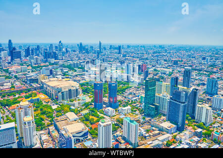 BANGKOK, Tailandia - 24 Aprile 2019: La scenic cityscape di moderna Bangkok con numerosi centri commerciali per lo shopping e alta sorge costruito tra tailandese tradizionale lo Foto Stock