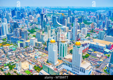 BANGKOK, Tailandia - 24 Aprile 2019: la vista aerea sul centro commerciale di Bangkok con alti edifici di uffici e alberghi moderni, il 24 aprile in Ban Foto Stock