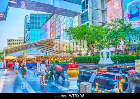 BANGKOK, Tailandia - 24 Aprile 2019: il piccolo santuario di Trimurti situato accanto al grande Centro Commerciale per lo shopping e il mercato alimentare nel quartiere degli affari della città, Foto Stock