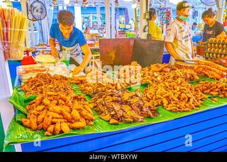 BANGKOK, Tailandia - 24 Aprile 2019: il profondo fritto carne e frattaglie la vetrina del grande mercato cafe nel food court su Central World Plaza, in aprile Foto Stock