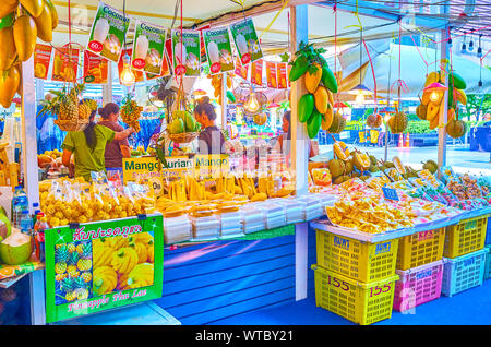 BANGKOK, Tailandia - 24 Aprile 2019: il frutto stallo con la varietà di frutta preparata come ananas, durian e mango famoso riso appiccicoso con coconu Foto Stock