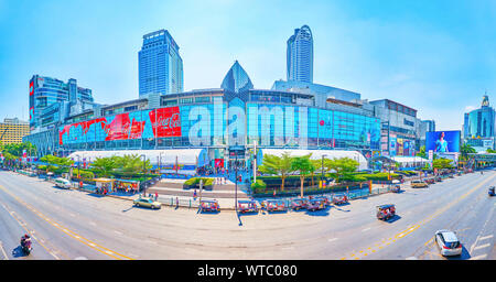 BANGKOK, Tailandia - 24 Aprile 2019: la zona dello shopping CentralWorld con grande pubblicità sulla sua facciata e due padiglioni della food court di fronte Foto Stock