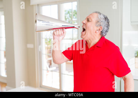 Senior shouthing uomo eccitato attraverso il metallo vintage megafono Foto Stock