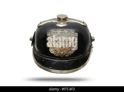 Il tedesco della prima guerra mondiale di polizia in pelle nero casco della città di Wiesbaden nella parte occidentale dello stato tedesco di Hesse. Con Wiesbaden piastra casco di bianco timbrato soddisfatte Foto Stock