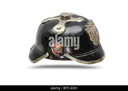 Il tedesco della prima guerra mondiale di polizia in pelle nero casco della città di Wiesbaden nella parte occidentale dello stato tedesco di Hesse. Con Wiesbaden piastra casco di bianco timbrato soddisfatte Foto Stock