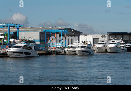 Poole, Dorset, Inghilterra, Regno Unito. Settembre 2019. Sunseeker yachts a fianco del Sunseeker fabbrica sul pontile di Poole, Regno Unito Foto Stock