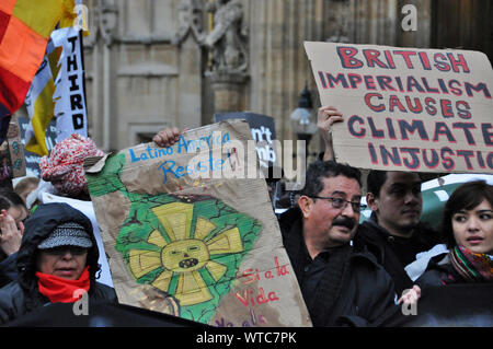 Il popolo del clima Cnange marzo nella zona centrale di Londra, Regno Unito. Foto Stock