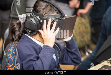 I giovani della scuola i bambini che imparano la scienza e la tecnologia nei programmi dello stelo Foto Stock