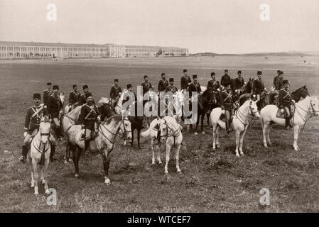 Ufficiali di un reggimento di lancieri, a cavallo in campo nella parte anteriore della caserma. Turchia (Impero ottomano). Istanbul, fine del XIX secolo. Foto Stock