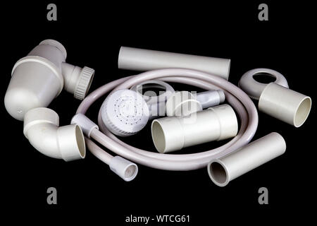 In plastica bianca raccordi idraulici isolati contro uno sfondo nero Foto Stock