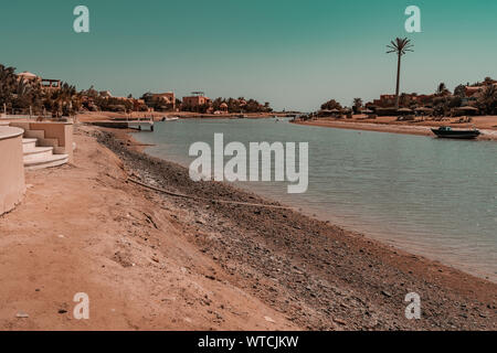 Una barca su una baia al tramonto in El-Gouna, Egitto Foto Stock