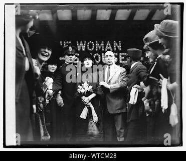Mildred Harris Chaplin ad un teatro che mostra il suo film La donna nella sua casa (1920). Foto Stock