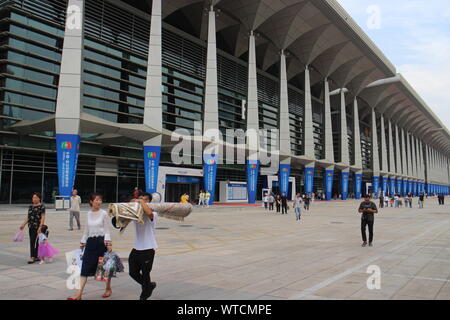 Yinchuan, Ningxia, Cina. 7 Sep, 2019. Gli ospiti in piedi davanti all'ingresso principale del Ningxia International Hall.Il China-Arab membri Expo è un evento biennale con ambizione di promuovere la cooperazione commerciale tra la Cina e i paesi arabi. Questa edizione è attratto 12600 ospiti e oltre 2900 organizzazioni regionali e le camere di commercio secondo i dati ufficiali. Questa quarta edizione è incentrata sull'alta tecnologia e ha fornito la possibilità di testare i prodotti delle principali marche di cinesi e per verificare la loro popolarità tra i visitatori locali. L'expo è stato ospitato a Yinchuan Foto Stock