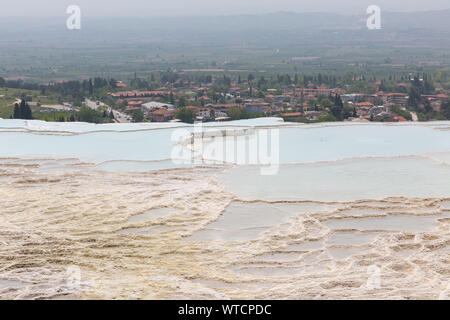 Travertini di Pamukkale - Castello di Cotone - Palazzo di cotone Turchia con bellissimi colori blu e riflessioni su acqua piscine Foto Stock