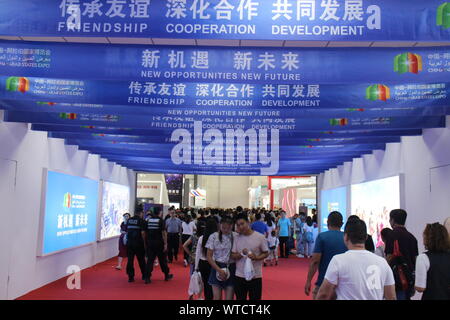 Yinchuan, Ningxia, Cina. 7 Sep, 2019. La gente a piedi sotto i banner con slogan in inglese e in Cinese per celebrare la cooperazione e di amicizia tra la Cina e gli stati arabi a Ningxia International Hall.Il China-Arab membri Expo è un evento biennale con ambizione di promuovere la cooperazione commerciale tra la Cina e i paesi arabi. Questa edizione è attratto 12600 ospiti e oltre 2900 organizzazioni regionali e le camere di commercio secondo i dati ufficiali. Questa quarta edizione è incentrata sull'alta tecnologia e ha fornito la possibilità di testare i prodotti delle principali marche di cinesi, e Foto Stock