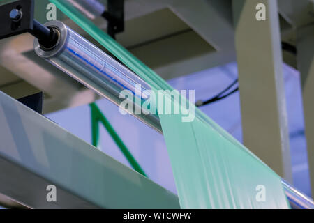 Automatico sacchetto in plastica rendendo la macchina - rullo verde con pellicola di polietilene Foto Stock