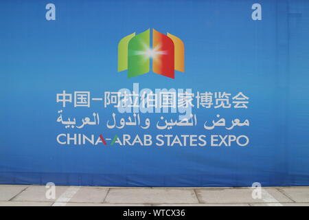 Yinchuan, Ningxia, Cina. 7 Sep, 2019. Un banner della Cina Stati Arabi Expo scritta in Cinese e in arabo e in inglese viene visualizzato in Ningxia International Hall.Il China-Arab membri Expo è un evento biennale con ambizione di promuovere la cooperazione commerciale tra la Cina e i paesi arabi. Questa edizione è attratto 12600 ospiti e oltre 2900 organizzazioni regionali e le camere di commercio secondo i dati ufficiali. Questa quarta edizione è incentrata sull'alta tecnologia e ha fornito la possibilità di testare i prodotti delle principali marche di cinesi e per verificare la loro popolarità tra la loc Foto Stock