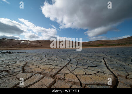 Terreni secchi nel deserto. Rotto la crosta del suolo Foto Stock