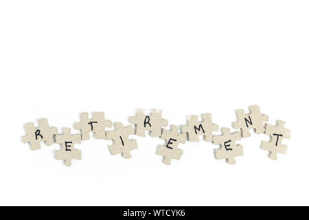 Puzzle di pezzi con lettere scritte su di loro di precisare il pensionamento isolato su bianco per il concetto della difficoltà di programmazione e finanziamento Foto Stock
