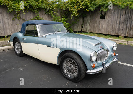 Conshohocken, PA - 1 Settembre 2019: questo bel blu Austin Healey 3000 Mark III visto parcheggiato in un parcheggio è un britannico anni Sessanta auto sportive. Foto Stock