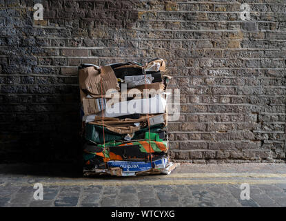 Una balla di cartone in un vicolo di East London Foto Stock