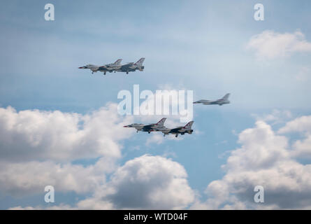 La United States Air Force aria squadrone di dimostrazione "Thunderbirds' eseguire durante l'Aria Grissom e Spazio expo, Sett. 7, 2019, a Grissom riserva d'aria di base, Ind. Il Thunderbirds eseguire a più di 30 siti mostrano ogni anno, evidenziando l'orgoglio, la precisione e la professionalità della Air Force. (U.S. Air Force foto di Senior Airman Andrew D. Sarver) Foto Stock