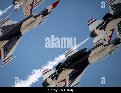 La United States Air Force aria squadrone di dimostrazione "Thunderbirds' eseguire durante l'Aria Grissom e Spazio expo, Sett. 7, 2019, a Grissom riserva d'aria di base, Ind. Il Thunderbirds eseguire a più di 30 siti mostrano ogni anno, evidenziando l'orgoglio, la precisione e la professionalità della Air Force. (U.S. Air Force foto di Senior Airman Andrew D. Sarver) Foto Stock