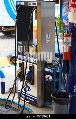 TUNGURAHUA, ECUADOR - 12 Maggio 2014: erogatore di carburante in una stazione di benzina della compagnia Petroecuador lungo la strada tra Ambato e Banos in Ecuador Foto Stock