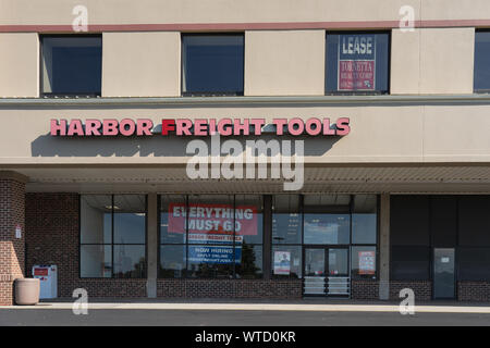 Norriton orientale, PA - sett. 3, 2019: Harbor Freight Tools store con "tutto deve andare " segno di vendita nella finestra . Foto Stock