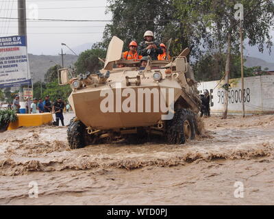 Marines peruviano, utilizzando veicoli anfibi (ASLAV-II), il soccorso alle vittime delle inondazioni nella periferia della città di Lima. Foto Stock