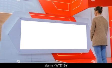 Donna che guarda la grande vuoto interactive Wall display - schermata bianca concept Foto Stock