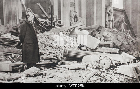Nelle rovine della Cattedrale di San Paolo. Durante il grande raid del 16-17 aprile 1941, una grande bomba cadde sul transetto nord della Cattedrale, causando eno Foto Stock
