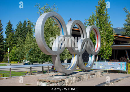 'Whistler, British Columbia, Canada - 08/07/2019 : villaggio di Whistler Vancouver 2010 anelli olimpici nel villaggio olimpico in estate cielo blu". Foto Stock