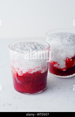 Due bicchieri di chia pudding con il frullato fragole Foto Stock