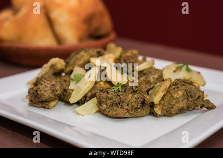 Indiano cafreal pollo marinato piatto con un sacco di foglie di coriandolo(il coriandolo), zenzero , aglio,succo di lime lungo a secco con spezie e servita con pane Foto Stock