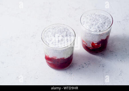 Due bicchieri di chia pudding con il frullato fragole Foto Stock