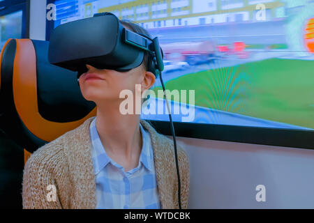 Giovane donna con occhiali per realtà virtuale e guardandosi intorno - concetto VR Foto Stock