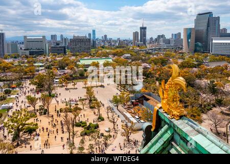 Vista dal castello di Osaka per il parco del Castello di Osaka e città, Chuo-ku, Osaka, Giappone Foto Stock