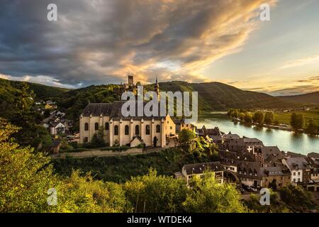 Vista del villaggio di viticoltura di Beilstein con le rovine del castello di Metternich e la chiesa carmelitana nella luce della sera, Beilstein, Moselle Foto Stock