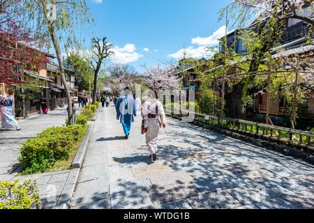 Giapponese con il kimono a piedi attraverso la Città Vecchia, Gion Shirakawa, Kyoto, Giappone Foto Stock