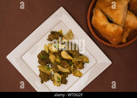 Indiano cafreal pollo marinato piatto con un sacco di foglie di coriandolo(il coriandolo), zenzero , aglio,succo di lime lungo a secco con spezie e servita con pane Foto Stock