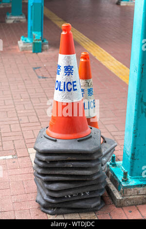 Traffico impilati i coni di polizia di Hong Kong Foto Stock