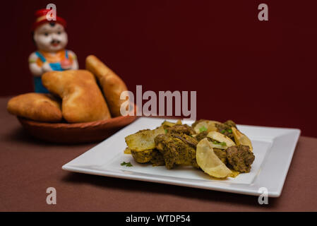 Indiano cafreal pollo marinato piatto con un sacco di foglie di coriandolo(il coriandolo), zenzero , aglio,succo di lime lungo a secco con spezie e servita con pane Foto Stock