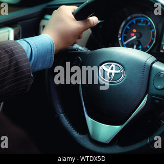 Brasilia, del Distretto Federale - Brasile. Circa 2019. Fotografia di un autista guida un 2015 Corolla Altis modello auto Toyota. Foto Stock