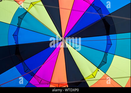 Colorato in mongolfiera ad aria calda dall'interno con strisce e forme geometriche in leon guanajuato messico Foto Stock