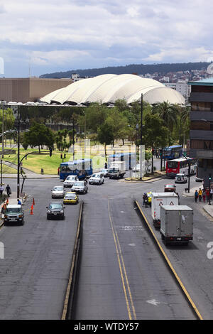 QUITO, ECUADOR - Agosto 6, 2014: Gran Colombia Avenue con il Parque del Arbolito e la Casa de la Cultura Ecuatoriana nella parte posteriore Foto Stock