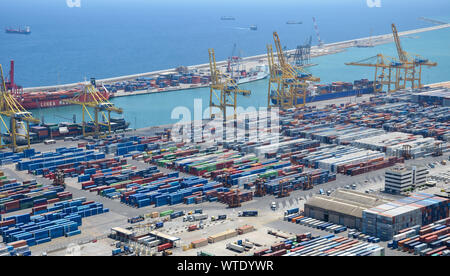 Barcellona, Spagna - 25 giugno 2013: vista dall'alto del porto industriale di Barcellona (Castello di Montjuic punto di vista). Foto Stock