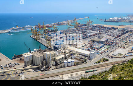 Barcellona, Spagna - 25 giugno 2013: vista dall'alto del porto industriale di Barcellona (Castello di Montjuic punto di vista). Foto Stock