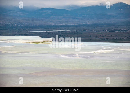 Il paesaggio di Pamukkale, Denizli, Turchia, un sito naturale famosa per un minerale di carbonato di sinistra dall'acqua fluente. Foto Stock